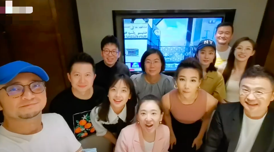 央视天团聚会！李梓萌穿露肩装颜值出众，仨新晋美女主持同框比美