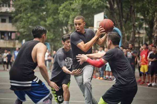 李连杰在NBA看姚明(没事别和NBA巨人合影！李连杰不到姚明胸口，莺歌让朋友变8岁小孩)