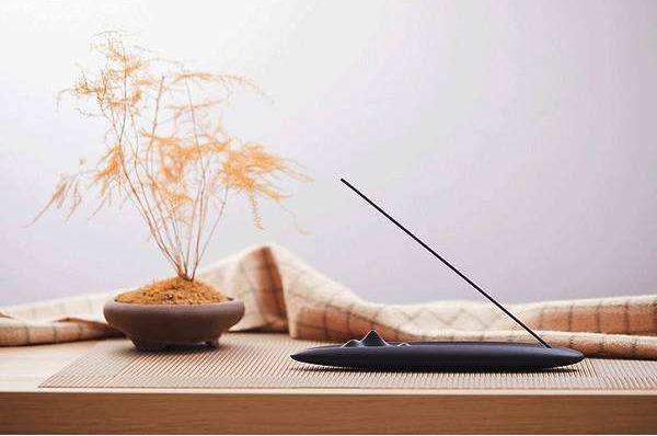 闻檀香能够令人舒缓身心,静气凝神,放松大脑还能够起到一定的安眠作用