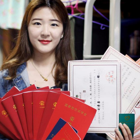 学生被民办本科录取，学费一年2.8万，家长无奈，生活费该给多少