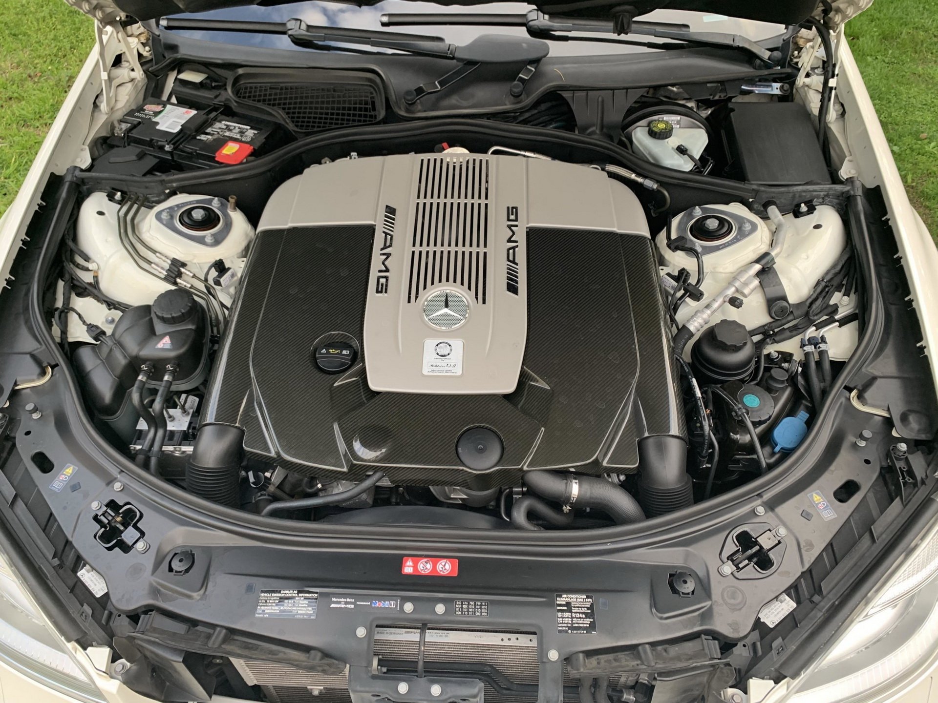拥有V12引擎的2011款奔驰AMG  S 65，零百加速4.2秒，604马力
