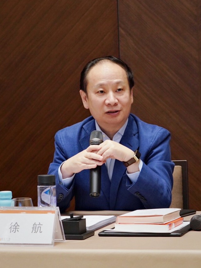 广东富翁，57岁财富470亿，59岁1500亿，事业顺利，妻子年轻貌美