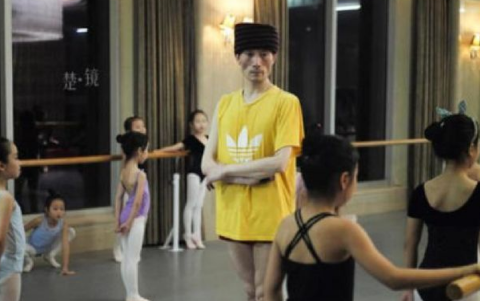 46岁“巨婴”郭冷：除了跳舞，连衣服都不会洗，年入百万无人敢嫁