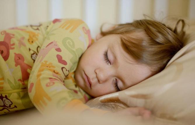 不要再执着于让宝宝睡枕头了,睡错了,对宝宝身体发育没啥好处