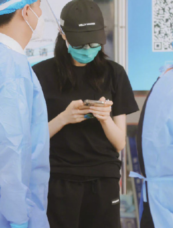 迪丽热巴做核酸被偶遇!身材高瘦胳膊纤细,紧挽助理吓到蹲地上