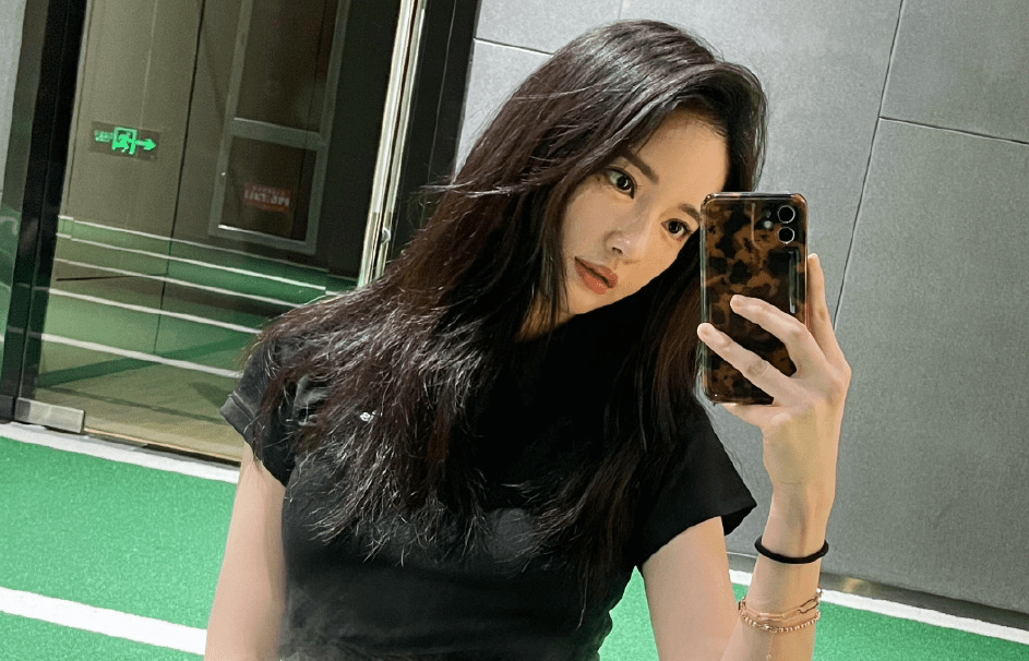 “千万网红”转战娱乐圈，化身赌场美艳老板，身材比韩星优越多了