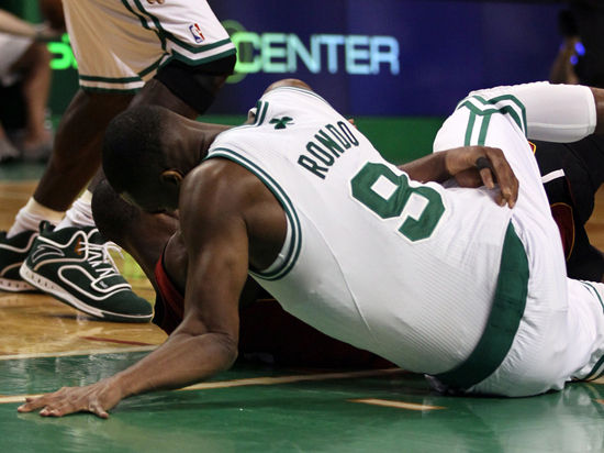 NBA看着心疼的伤病画面！威少脸骨被打凹陷，乔治小腿90度骨折