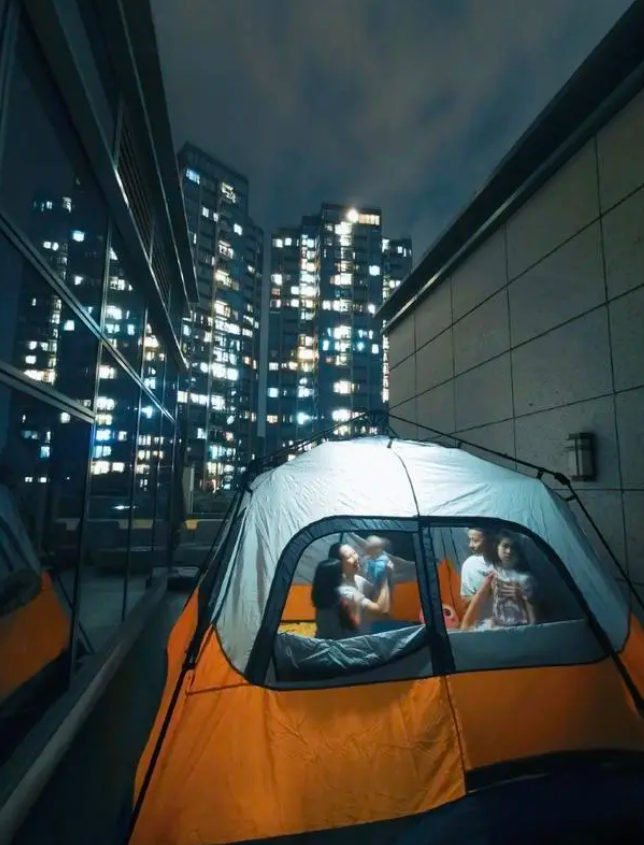 张晋晒照庆祝儿子2岁生日，儿子一头卷发超可爱，俩女儿漂亮乖巧