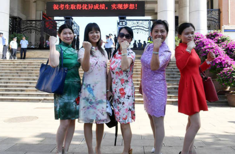 旗袍爸爸“艳压”花枝招展的妈妈，孩子高考，家长场外争奇斗艳