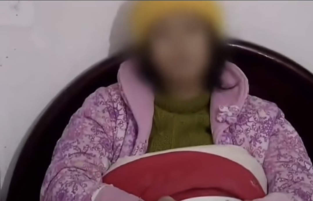 女大学生与捡垃圾的老头相恋，生下一女，母亲劝说换来女儿暴打