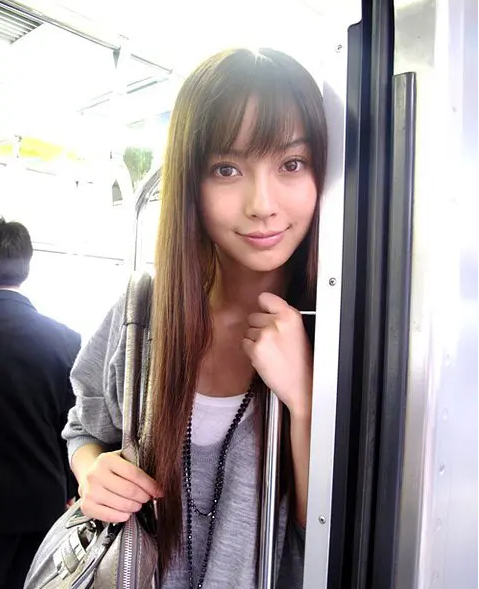 费尽心思挤进贵妇圈？钮钴禄·杨颖人脉不断升级，野心到底是啥？