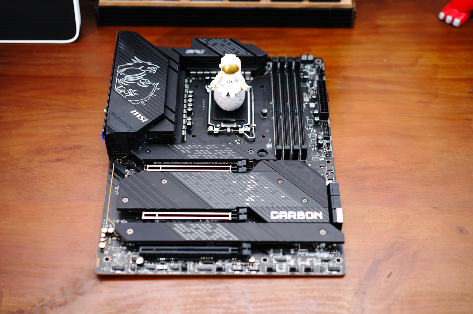 intel酷睿12代首发“座驾”来了！微星Z690 CARBON WIFI抢先开箱