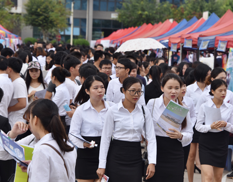 大学生毕业后，签订“三方协议”要谨慎，可能会影响学生正常就业