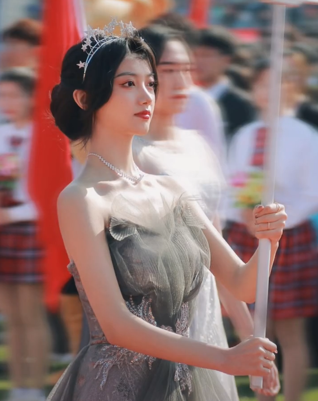 运动会开幕式，举牌美女学生“火”了，网友：奋斗百天考青岛大学