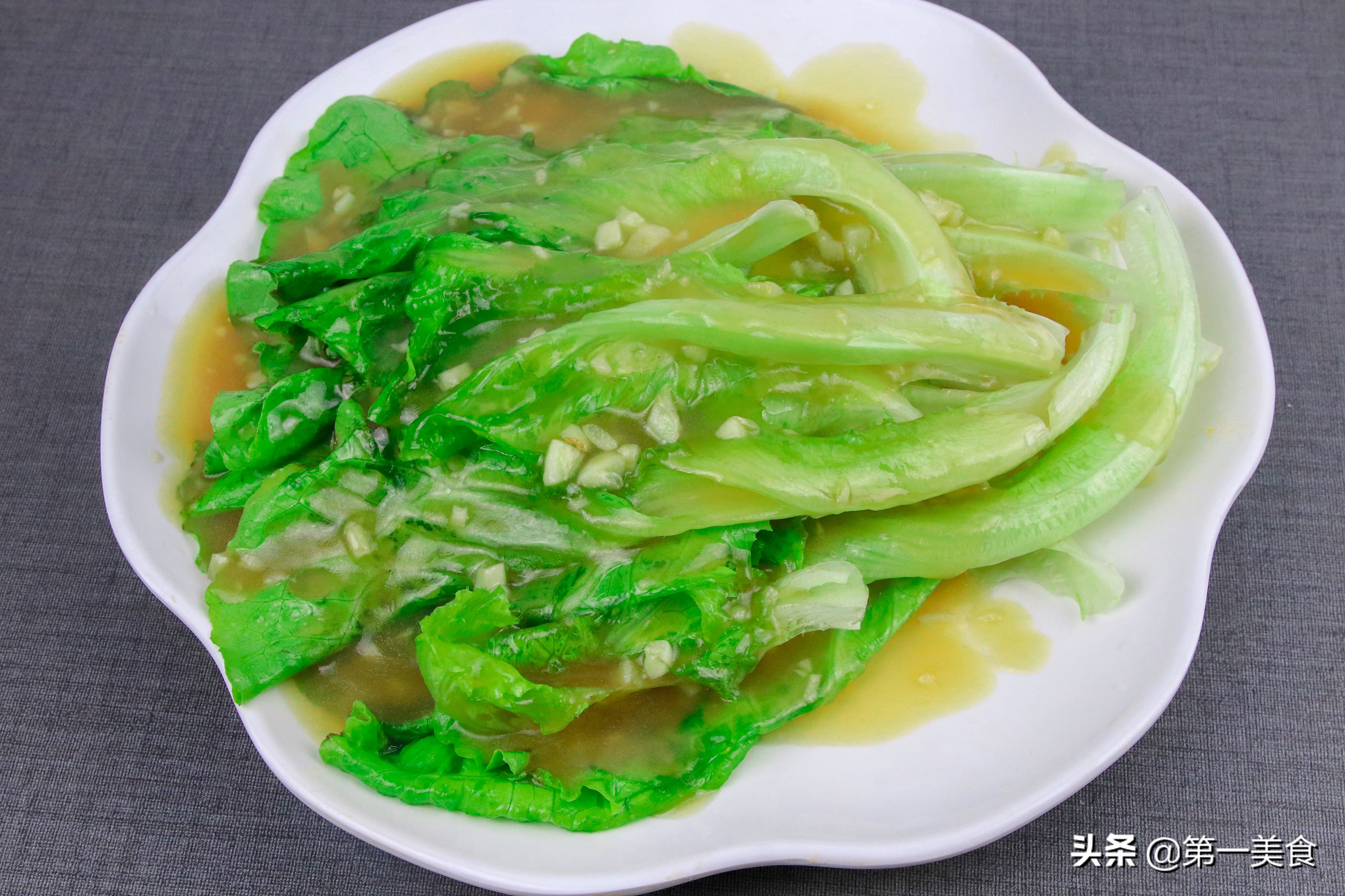 蒜蓉蚝油生菜(香气四溢，清爽可口的蒜蓉蚝油生菜)