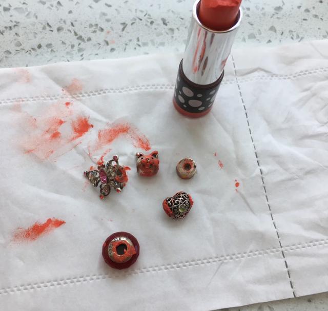 口红过期的四个征兆，别再傻傻涂了，快看看你的口红有问题没