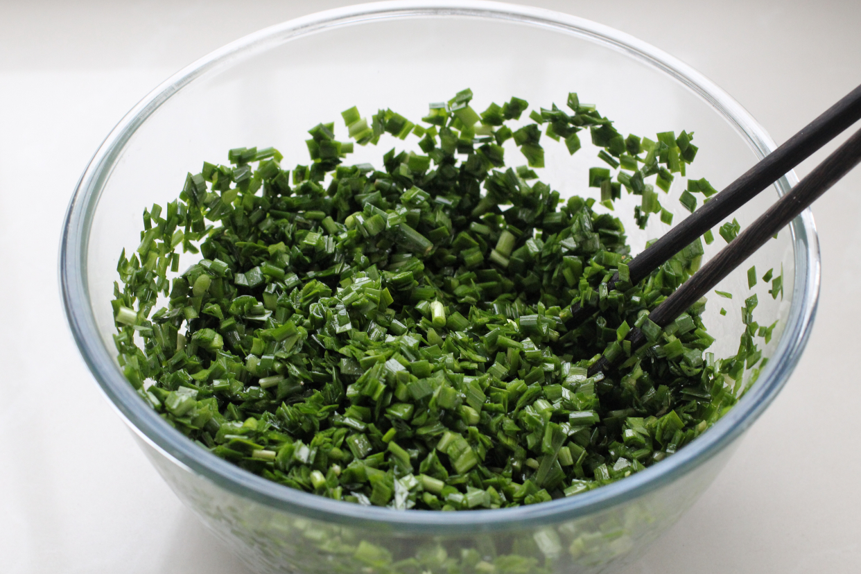 包子煎着吃，脆底鲜香咬一口冒汁儿，做法简单比外面卖得好吃多了