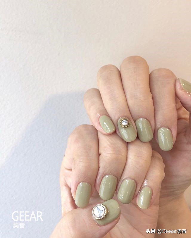 清新典雅之选！就跟韩国女生以橄榄绿色美甲迎接夏日吧