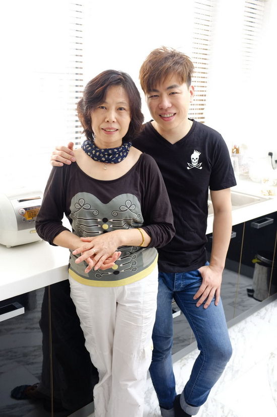 胡彦斌做孝子：给丧偶妈妈打造一片爱的绿荫