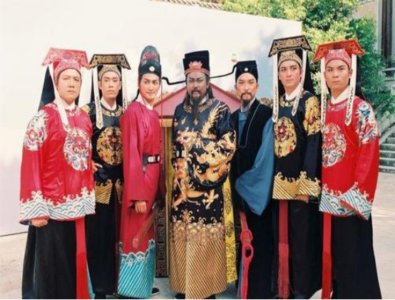 包青天的断案团队主要是由张龙,赵虎,王朝,马汉,公孙策以及展昭等人