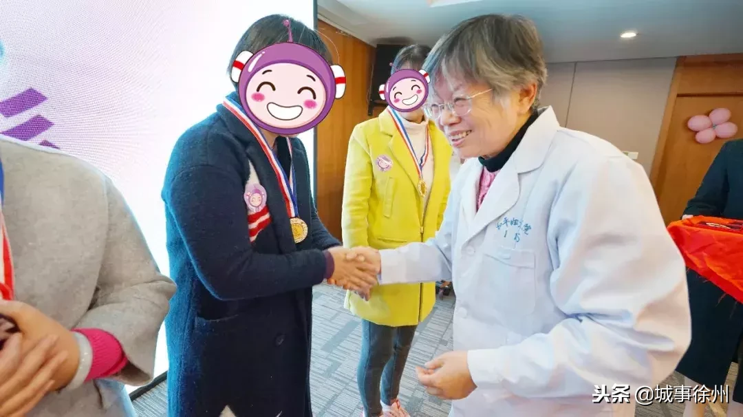 她们泪洒现场,泣不成声,到底是怎么回事?