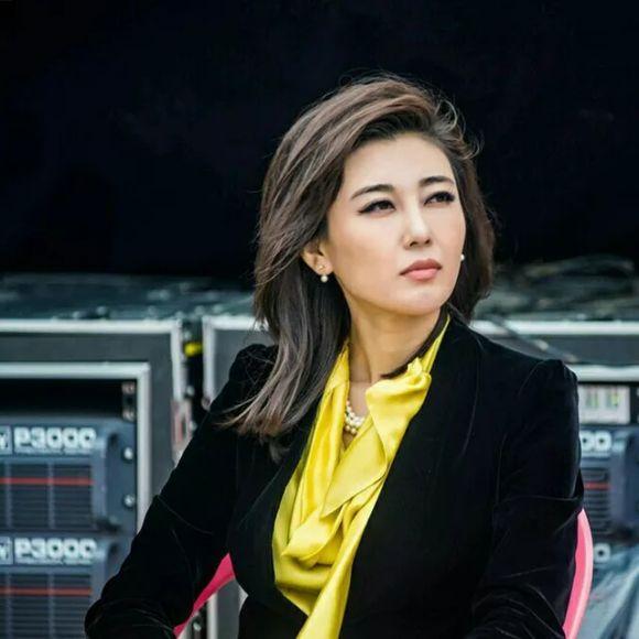 央视主持李红真美真时髦，西装搭丝巾端庄高贵，气质美过周涛董卿