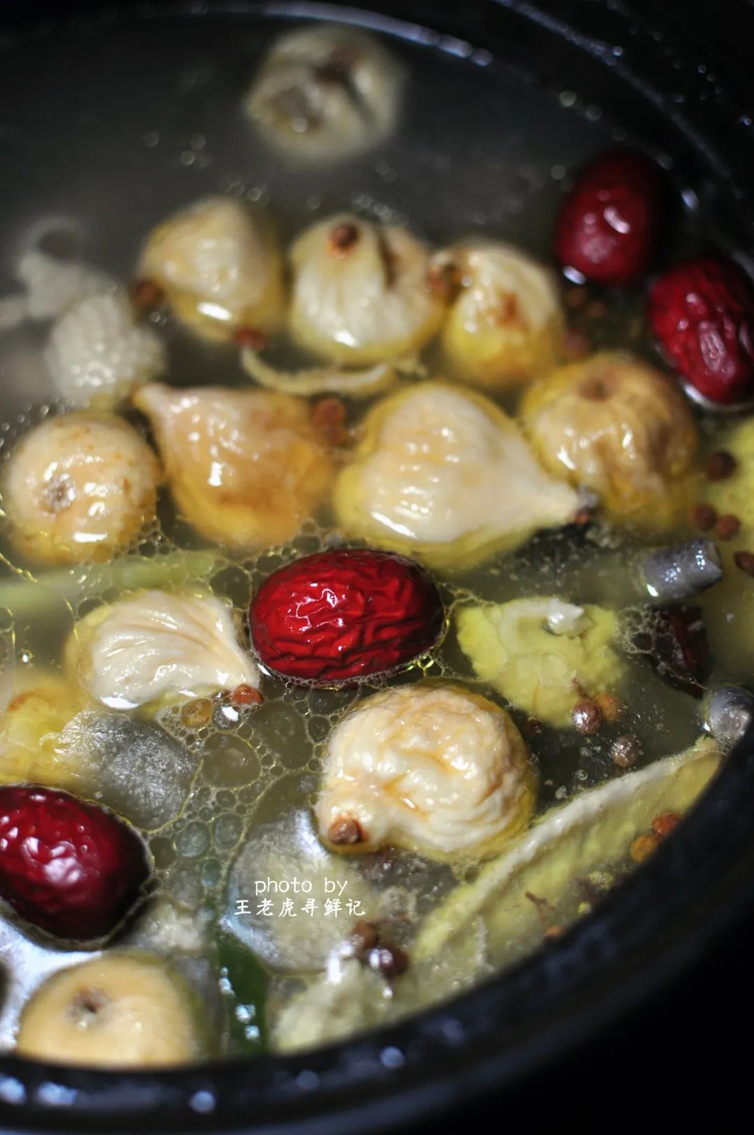 一枚无花果干,在一煲鸡汤中苏醒,果儿妖娆妩媚,鸡汤清鲜香甜