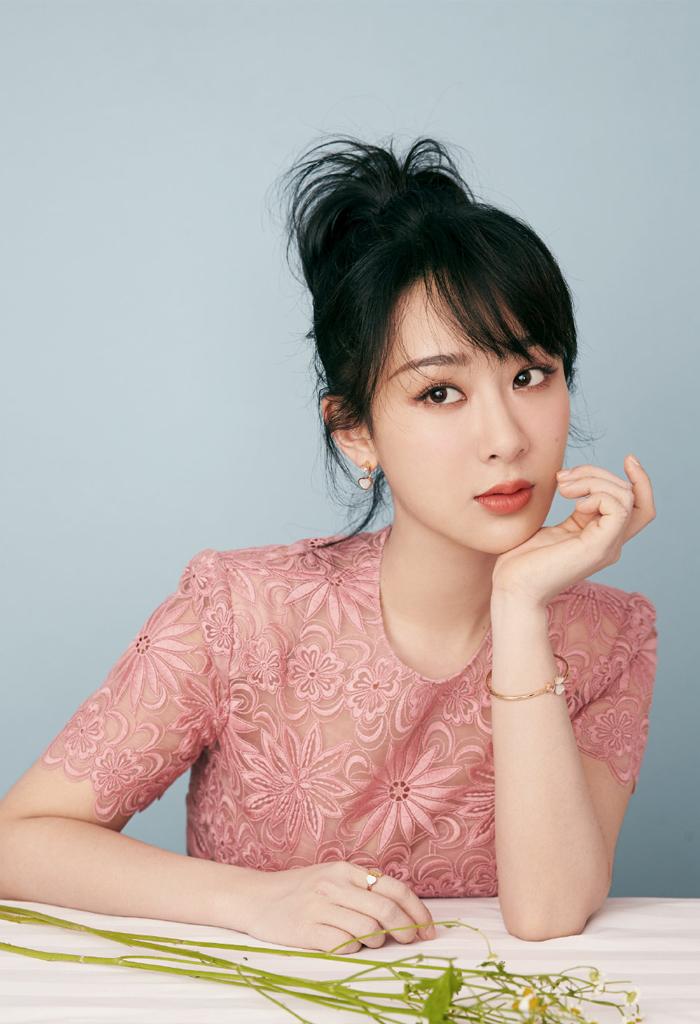 它才是今秋最显白的流行色！陈数杨紫早就穿上了，时髦优雅又减龄