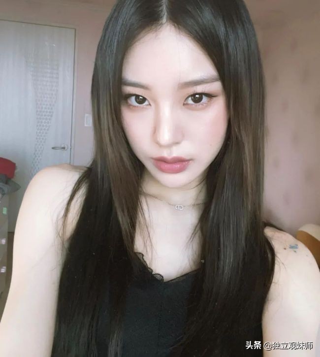 美貌不输明星，韩国最美伴舞noze，学院风穿搭气质出尘