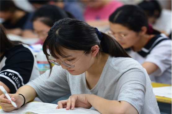 中等成绩的学生，高考想要考公立二本院校，各科需要拿到多少分？