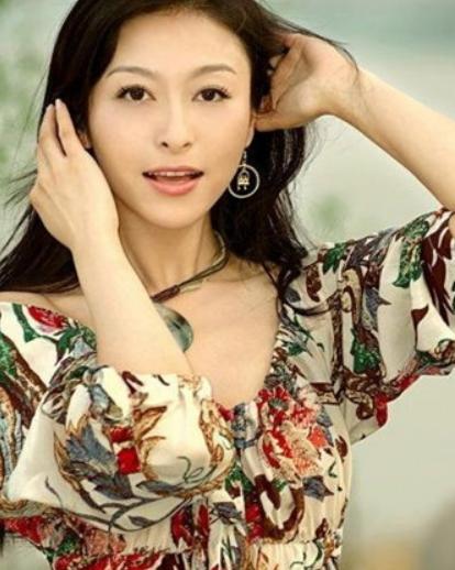 那个曾与李湘争一姐的"大嘴"主持人舒高,这些年都消失去哪了?