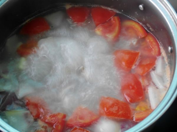 要想羊肉不腥不膻，除了焯水，加这3种食材一起炖，汤更鲜美