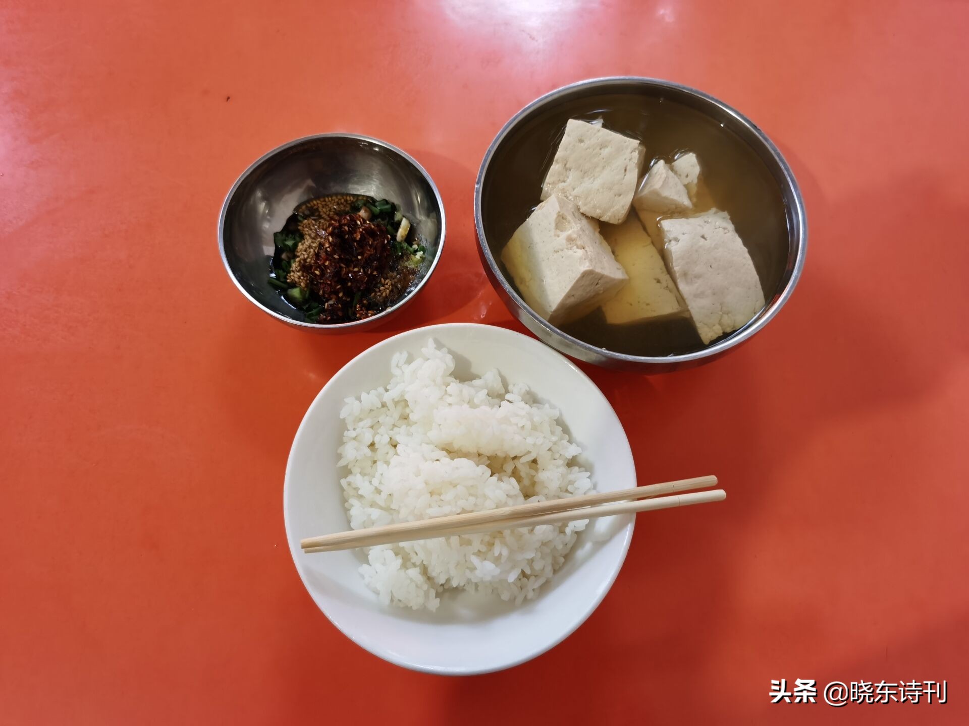《大凉山印象诗两首》，野鸟闹窗栖晚树，晨鸡报晓是谁家