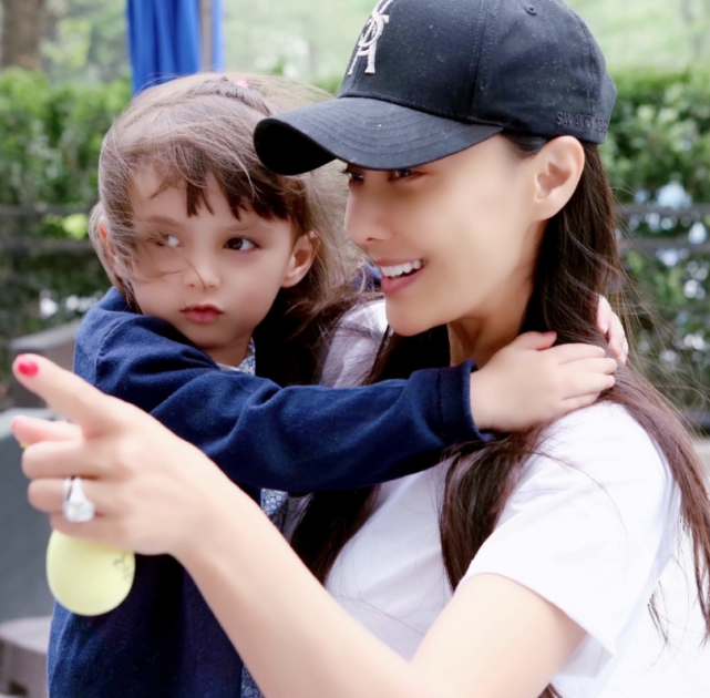 马雅舒与混血儿女幸福合照，8岁米雅长成妈妈翻版，爱登又酷又帅