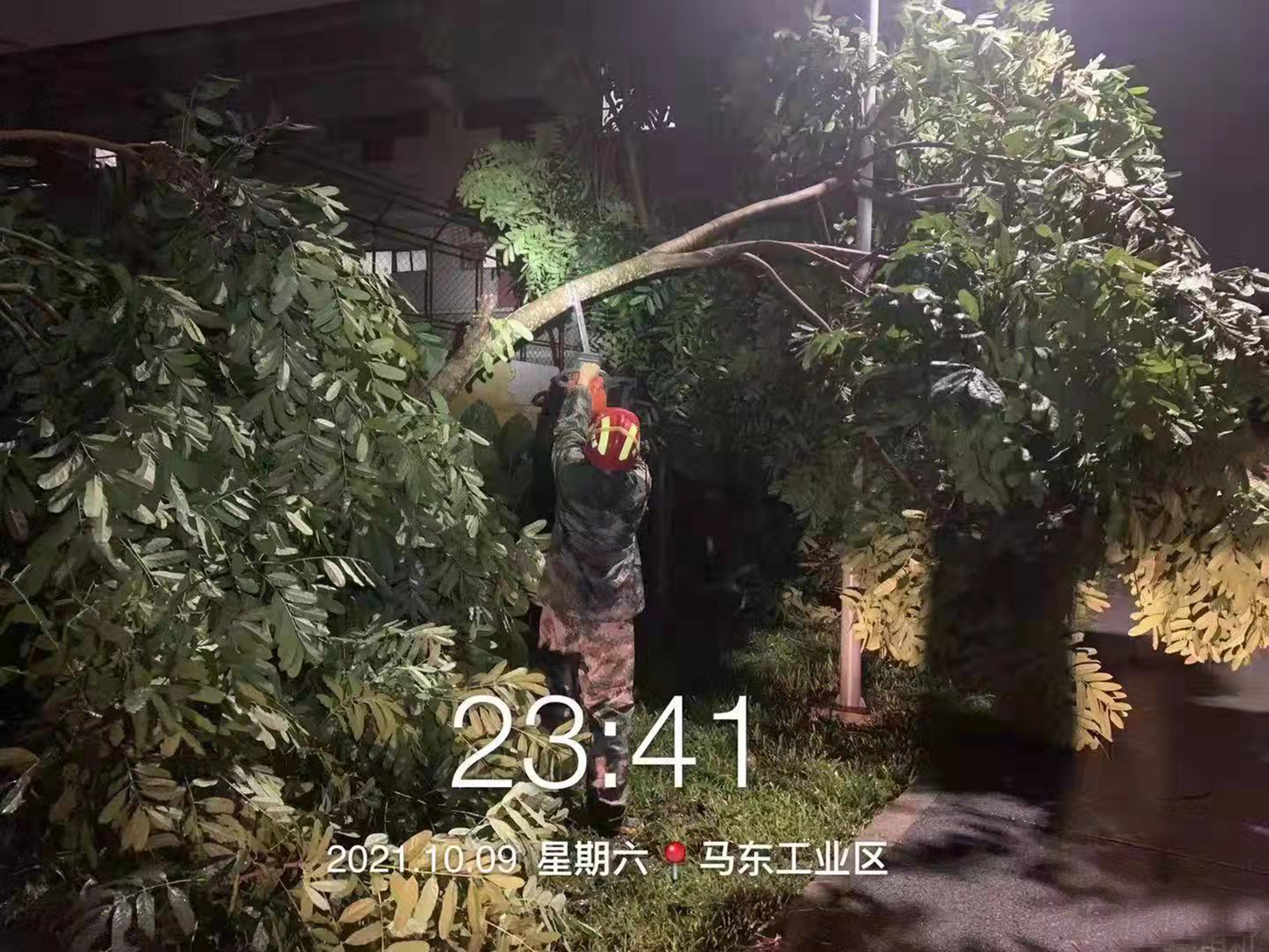 深圳市坪山区民兵应急力量积极参与防风防汛工作