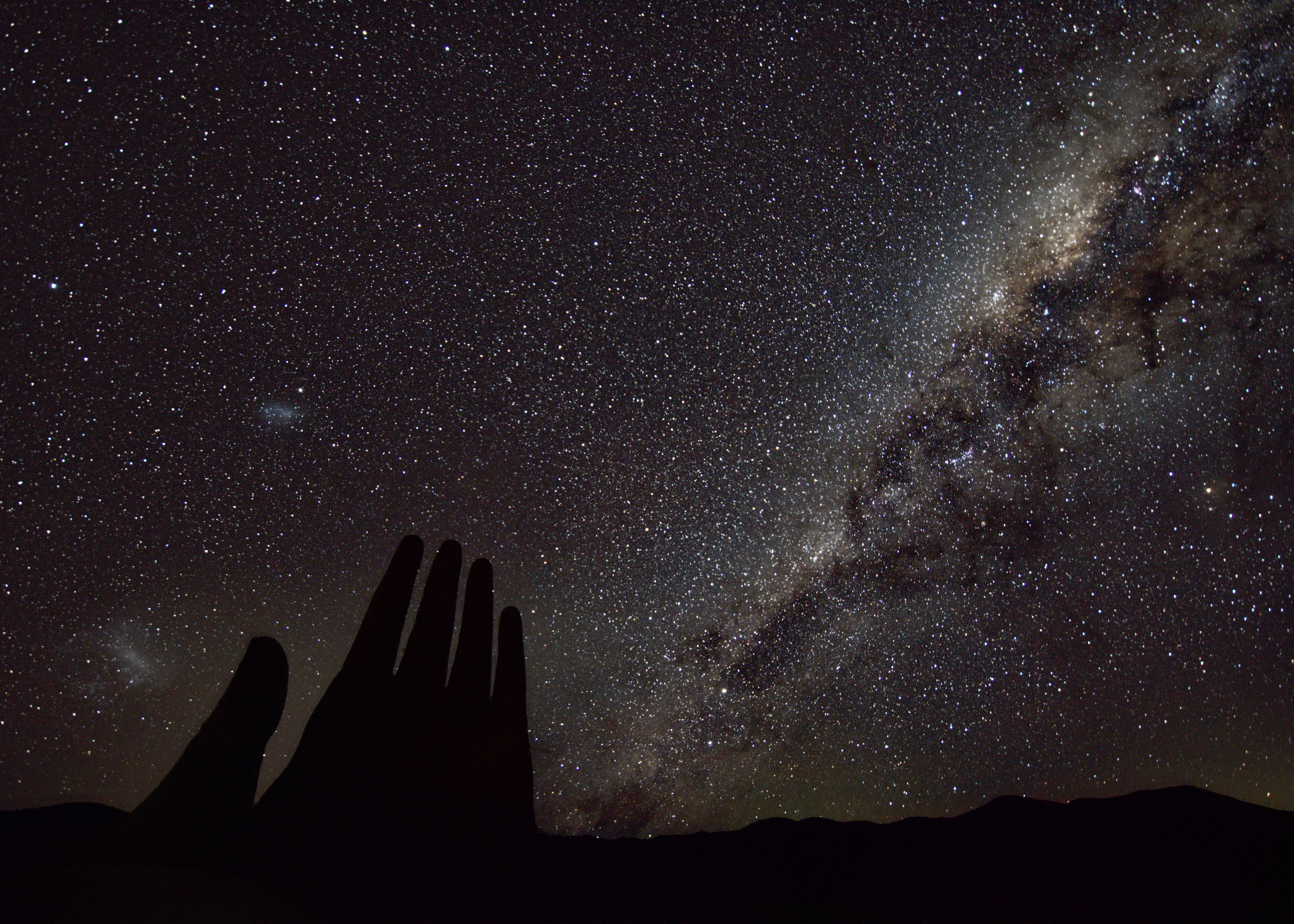 智利的沙漠之手是雕塑么智利的沙漠中为何会伸出一只巨手