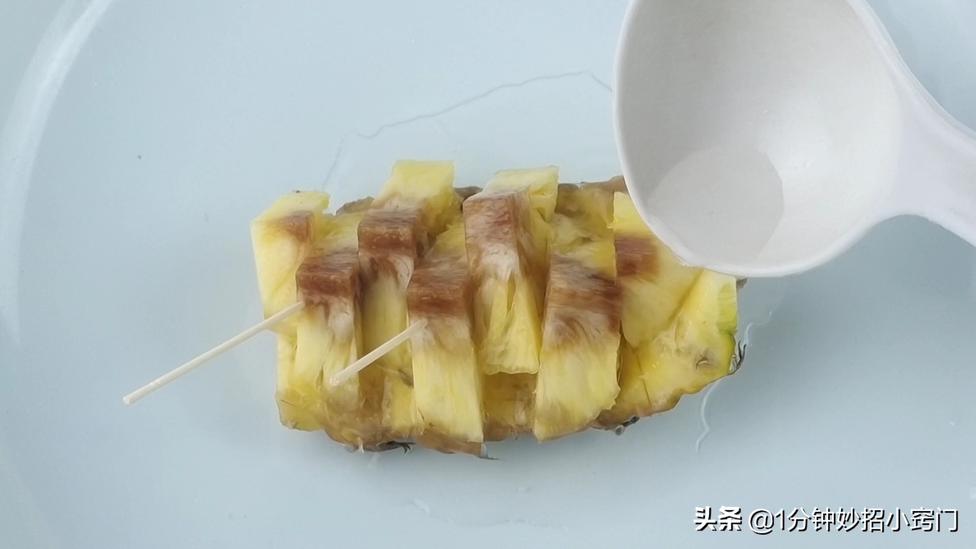 原来菠萝去皮这么简单，不挖眼不削皮，又快又省事，一点也不脏手