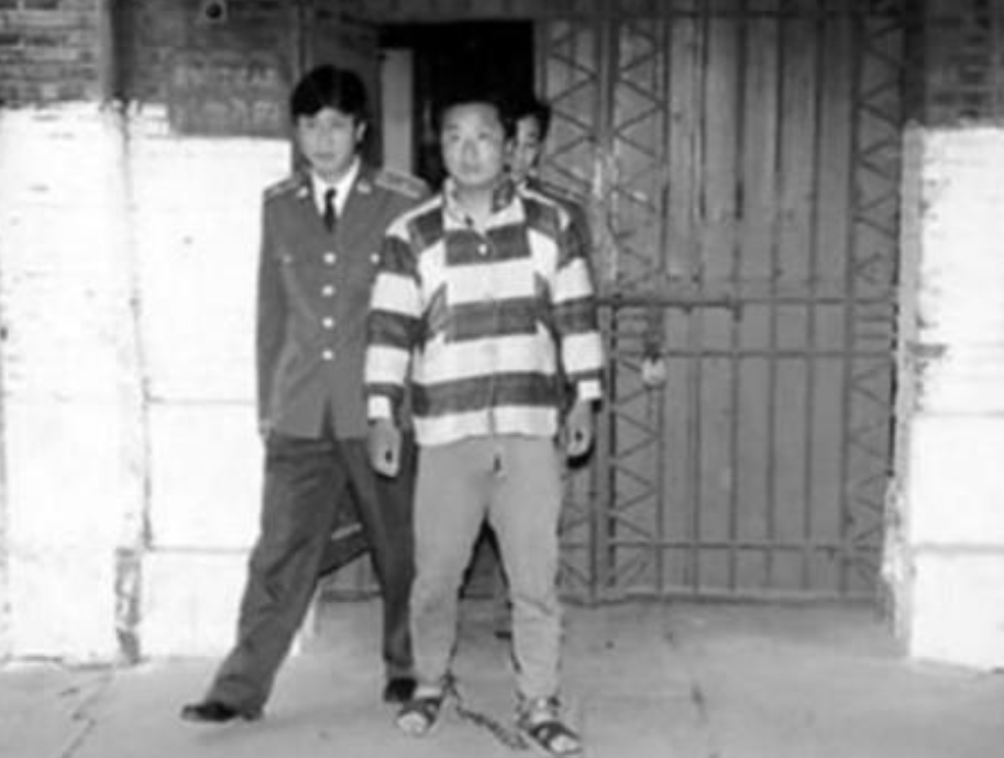 1997年，上海1个月内14人被敲头，警方用一台BP机锁定敲头魔