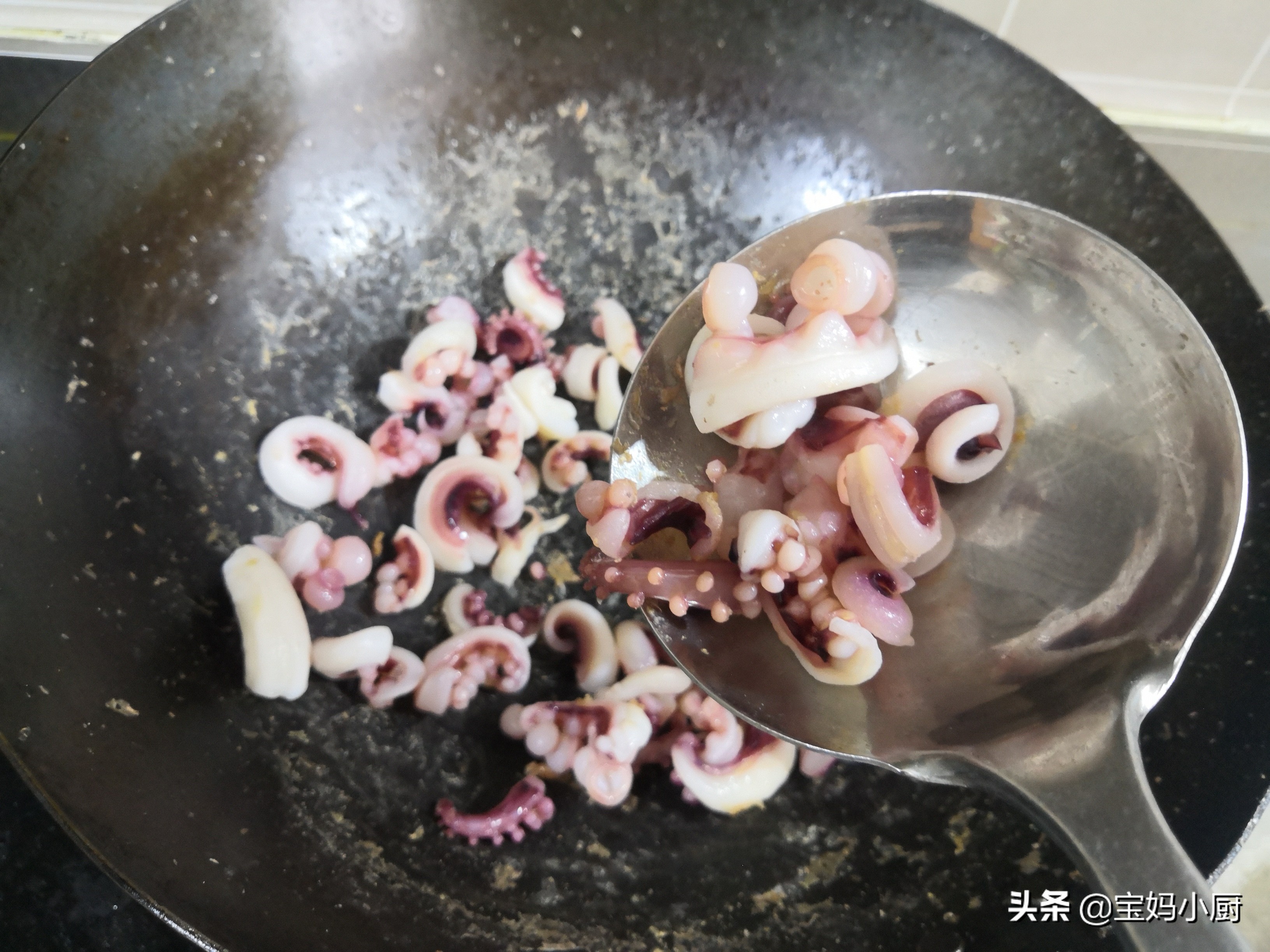 鱿鱼的4分钟家常做法，去腥只一招，不用焯水还少油，老好吃了