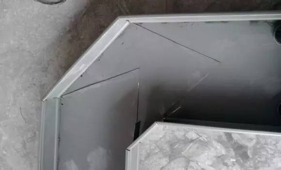 桥架不**要45°弯，如果空间允许，越小的角度越利于放电缆