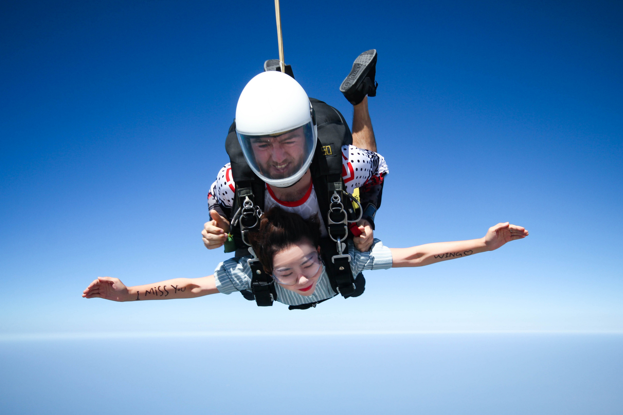 极限运动迪拜最高楼跳伞冲击心脏「两人爱好者从迪拜塔跳伞」