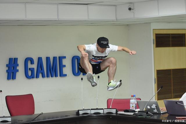 广州一高校惊现“黑丝运动媛”，大学穿衣自由，但公众场合要得体