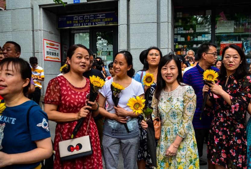 中高考当天，家长有必要“全程陪考”吗，机智的家长巧妙应对
