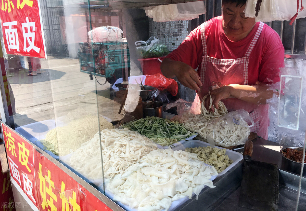 重庆男人开凉皮店，利用免费凉皮，年赚60万，方法值得学习