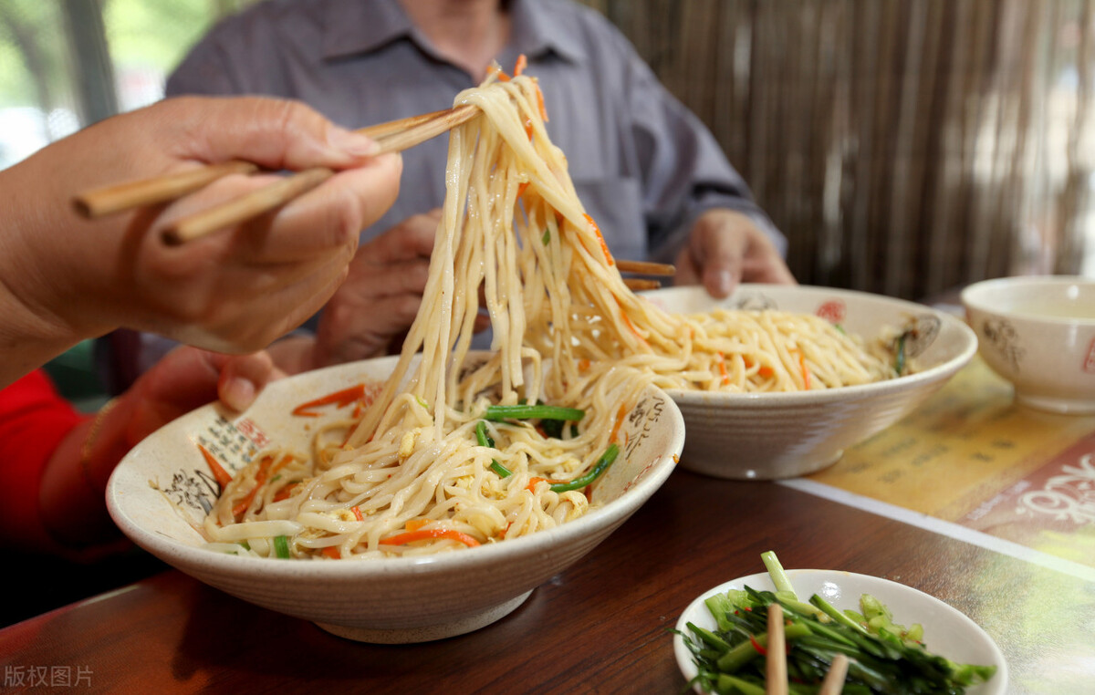 重庆男人开面馆，利用免费吃面的噱头，年赚80万，套路真的深