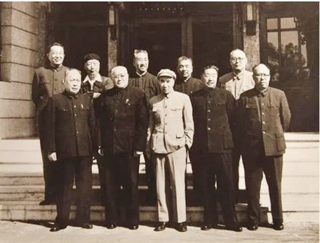 1955年授衔的十大元帅排名顺序：朱德、彭德怀、林彪、刘伯承、贺龙、陈毅、罗荣桓、徐向前、聂荣臻、叶剑英