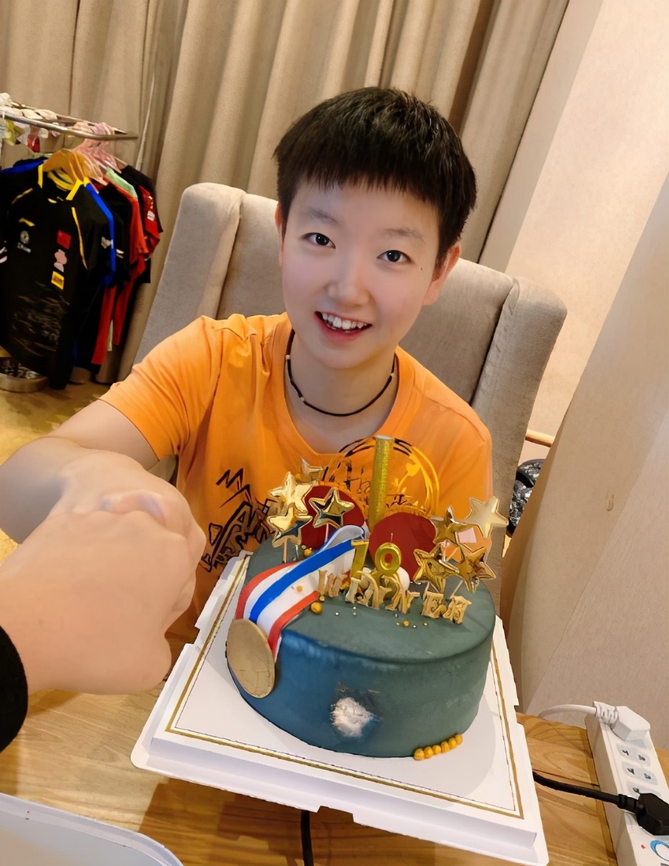 孙颖莎的生日既有蛋糕，也有金牌；大迪、大头官宣参赛，让人惊喜