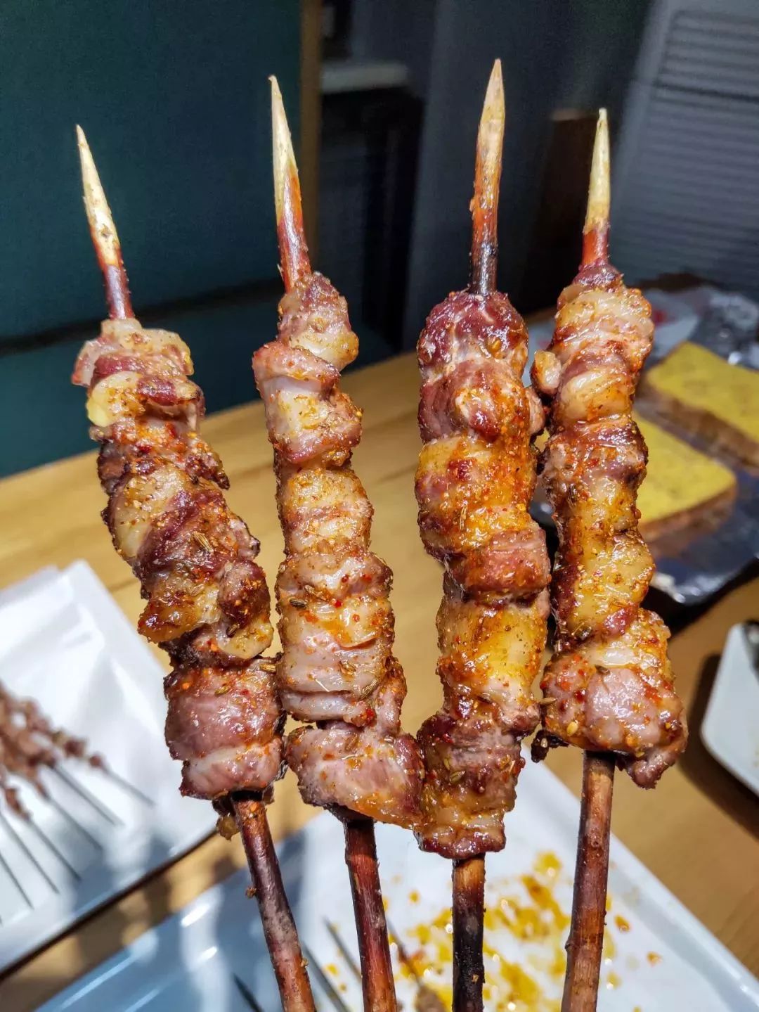 长春烧烤界的半壁江山,撸大串肉,大茶缸喝酒,一到饭点挤满了人