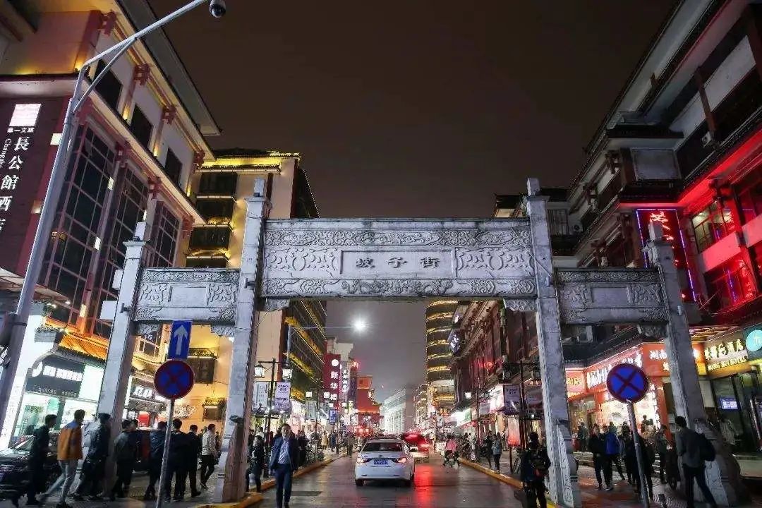 “全民地摊”刷爆热搜！逛夜市才是夏天最巴适的打开方式