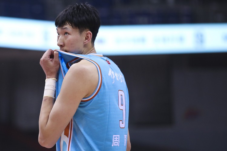 cba常规赛为什么把票给周琦(祝贺，易建联拿下第五个MVP，但本赛季的票要投给周琦)